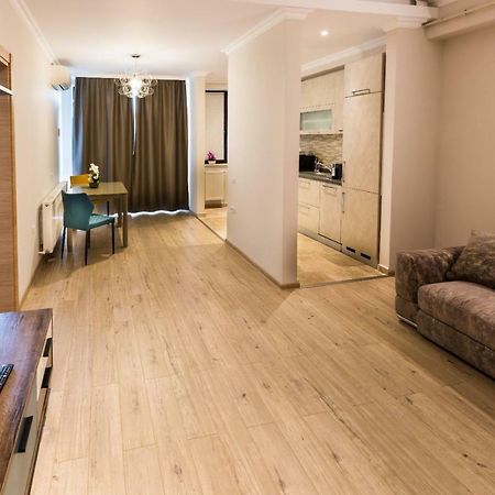 Rose Luxury Apartment Mamaia Exterior photo